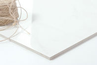 カラーラの白い現代磁器のタイルの屋内および屋外の床および壁の使用
