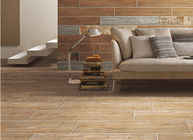 木は屋内磁器のタイルの同質な木製の効果の板の床タイルを見る