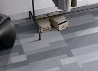 任意設計ダーク グレーのカーペットのタイルは居間の壁のための傷の証拠を織る