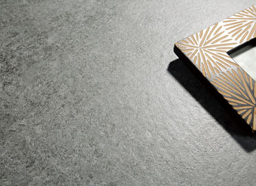 マットの表面の黒い床タイルが付いている古典的で無作法な陶磁器の床タイルは60x60 cmのサイズを大きさで分類する