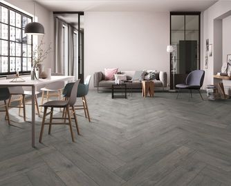 木製の一見48x8は屋内磁器のタイル、暗灰色の磁器のタイルの反スリップをじりじり動かす